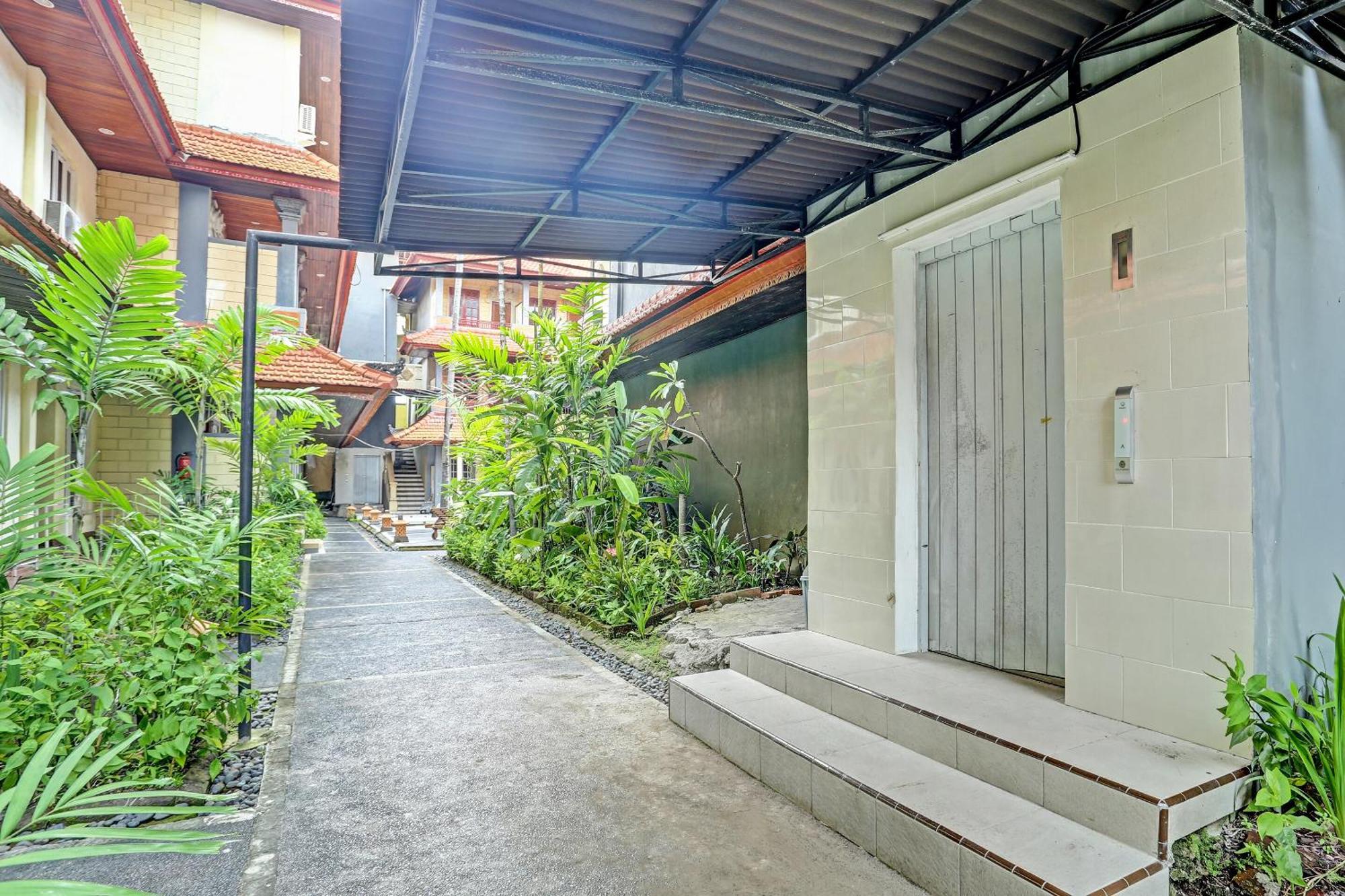 Collection O 91081 New Arena Hotel Kuta Lombok Extérieur photo